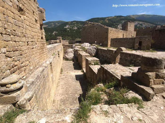 RECINTO  DEL CASTILLO DESDE EL MIRADOR DE LA REINA